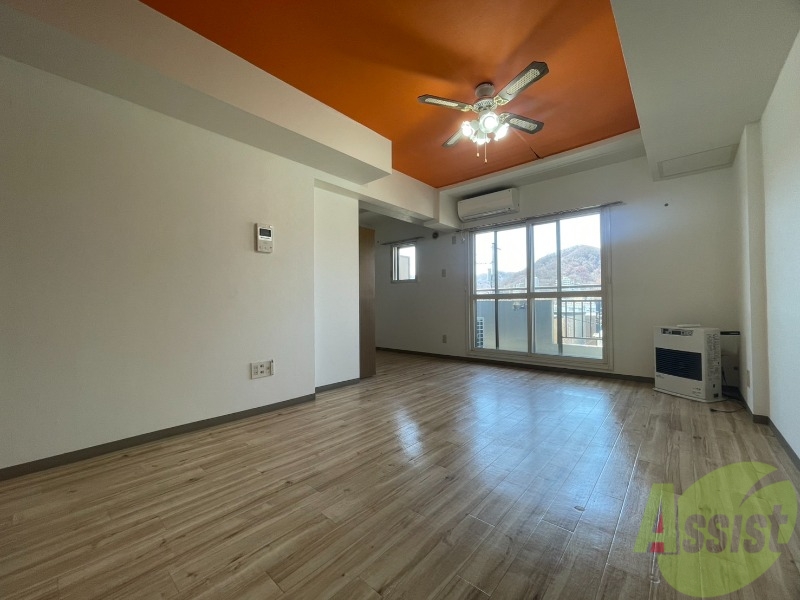 居室・リビング　リビングです。木目のフローリングが落ち着きますね。