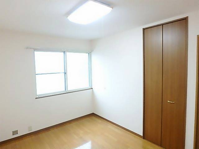 居室・リビング　洋室６帖の南向きのお部屋です