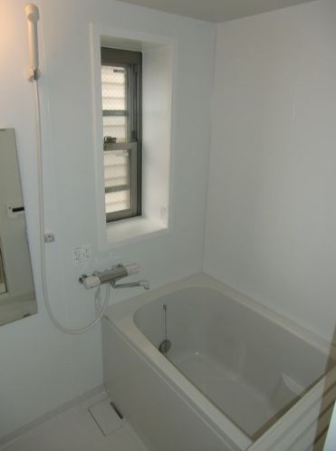 バス・シャワールーム　コンパクトで使いやすいお風呂です