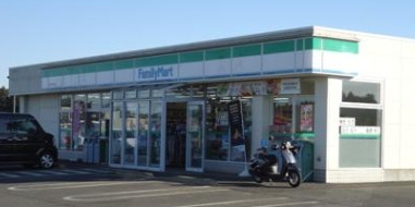 コンビニ　ファミリーマート 富里七栄南店（コンビニ）まで930m