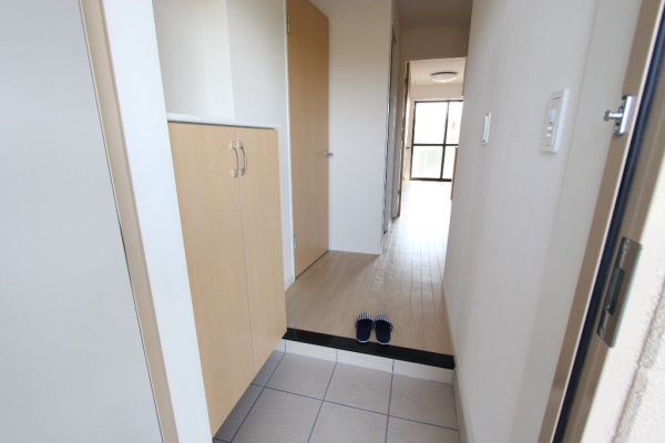 玄関　玄関を入るとホールがあります