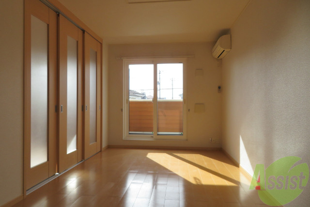 居室・リビング　リビングは、広々していて陽当たりもよさそうですね。