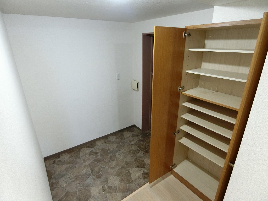 玄関　ゆとりある玄関　大型シューズＢＯＸあり