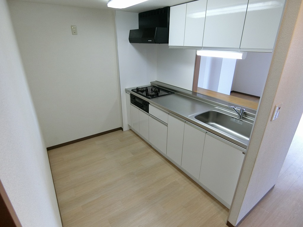 キッチン　冷蔵庫等も楽々置ける広さが自慢のキッチンスペース