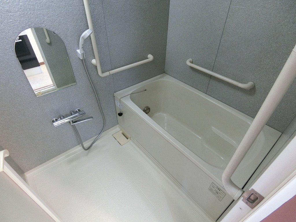 バス・シャワールーム　清潔感のあるバスルーム　追焚き機能付