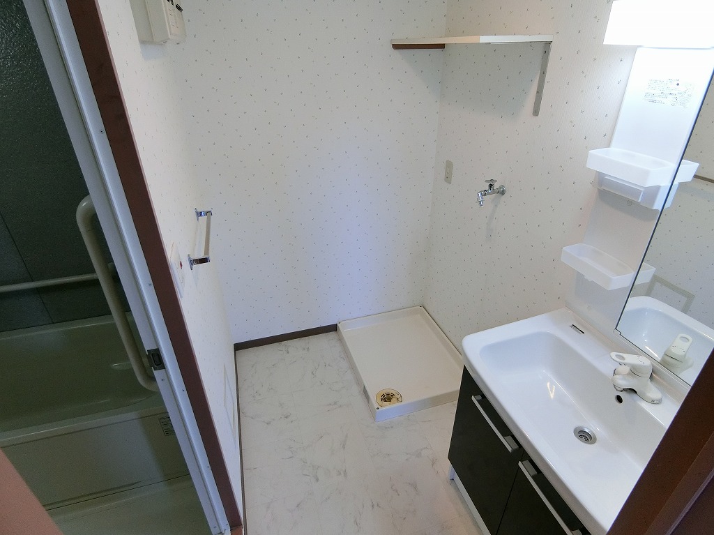 洗面設備　扉付き脱衣所　独立洗面台新規交換予定