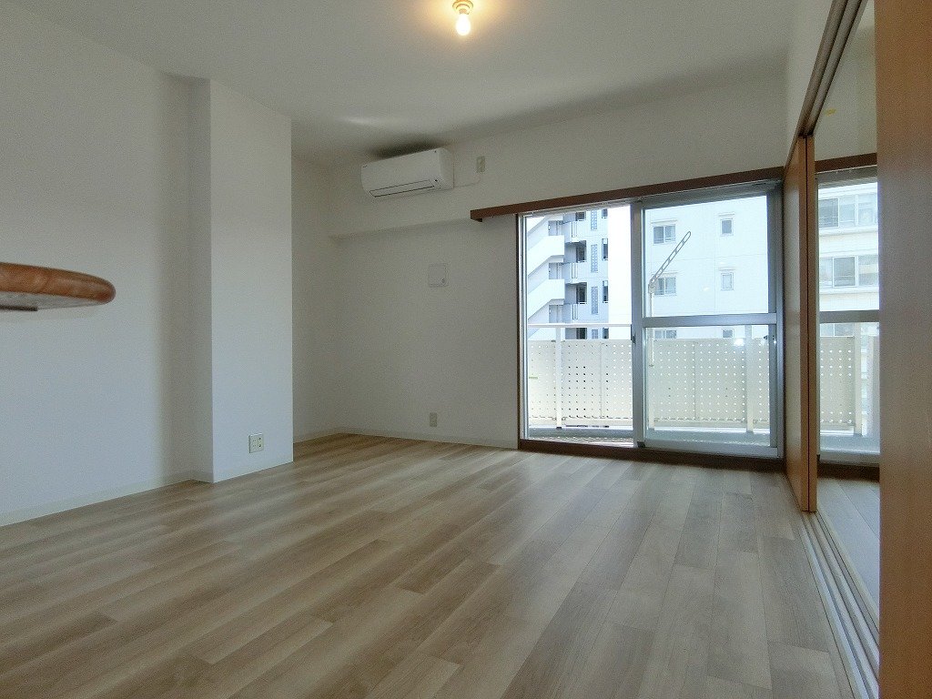 居室・リビング　南東向き日当り良好です。隣の生活音が軽減スラブ壁