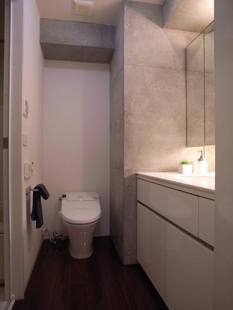 トイレ　タンクレストイレのシンプルで清潔感のあるトイレです。