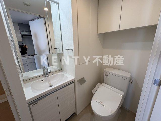 トイレ　落ち着いた色調のトイレです