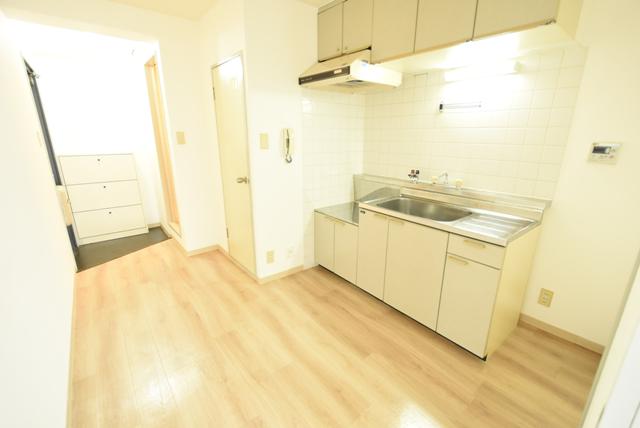 居室・リビング　エアコン付きで快適に過ごせます♪