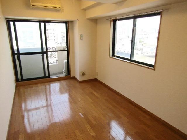 居室・リビング　★二面採光の明るい洋室★