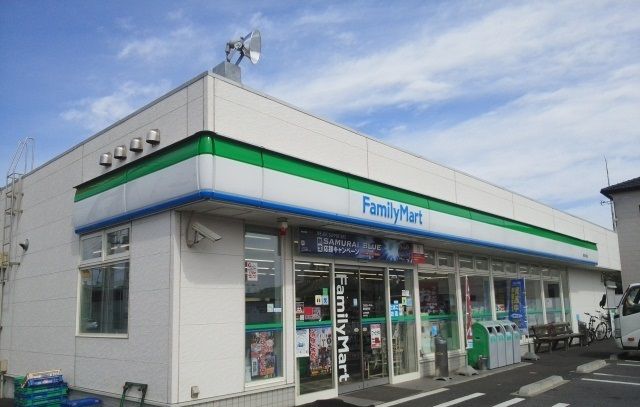 コンビニ　ファミリーマート（コンビニ）まで750m