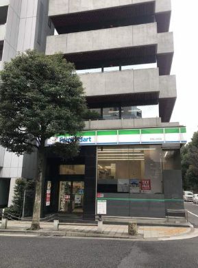 コンビニ　ファミリーマート芝増上寺前店（コンビニ）まで125m