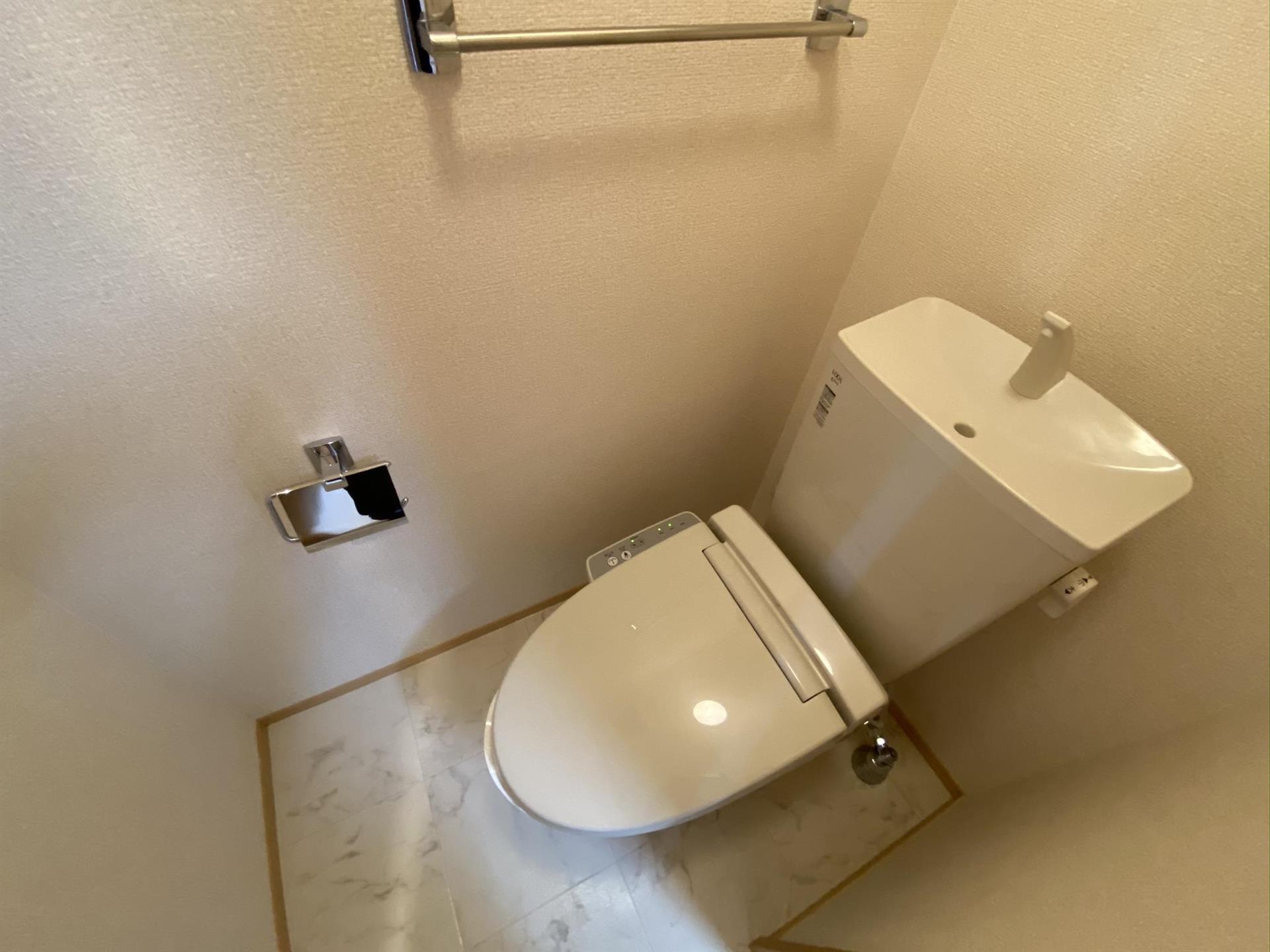 トイレ　温水洗浄暖房便座付トイレ
