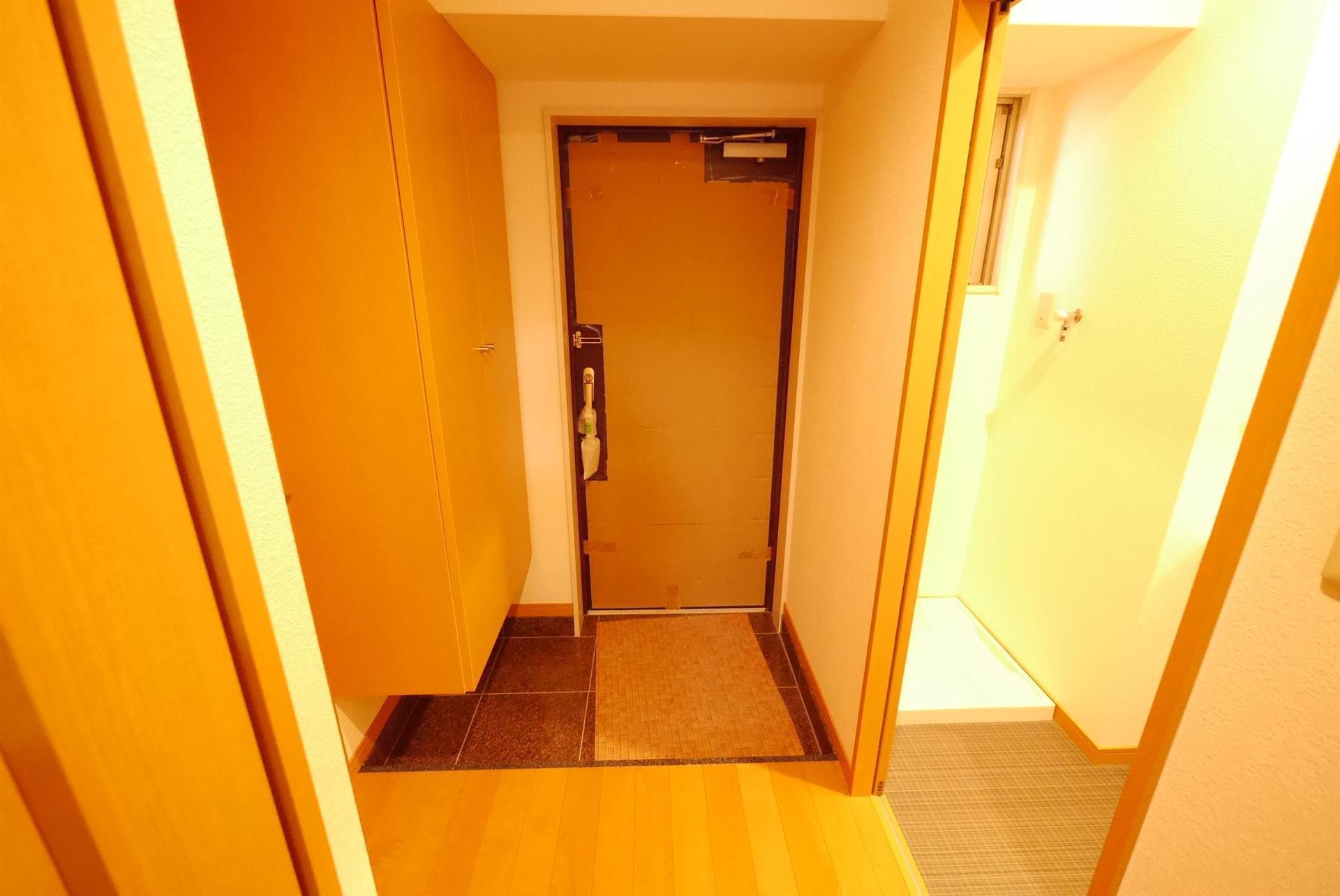 玄関　204号室同仕様写真