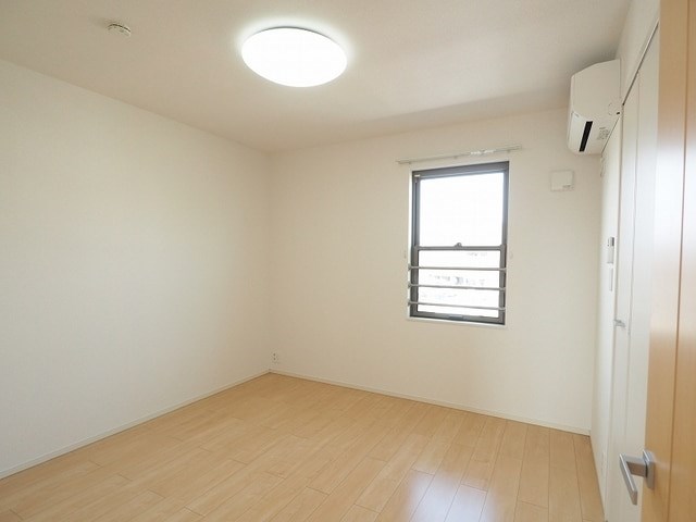 その他設備　※別号室の写真です。エアコン付きです♪