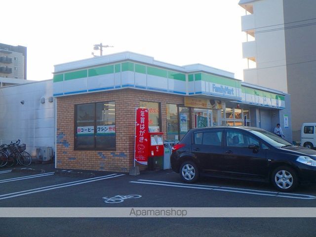 コンビニ　ファミリーマート（コンビニ）まで235m