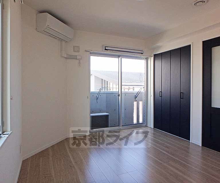 居室・リビング　白基調のキレイなお部屋です。