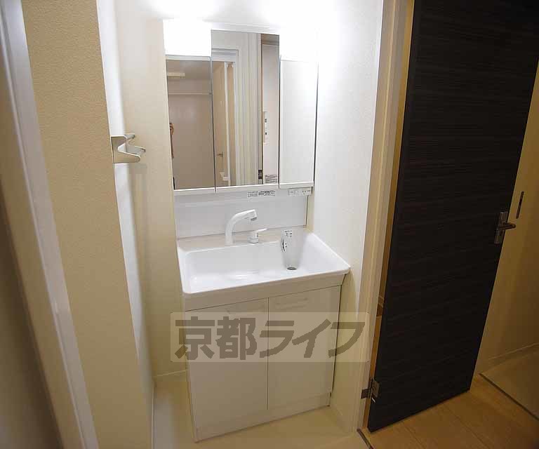 洗面設備　きれいな独立洗面台です。
