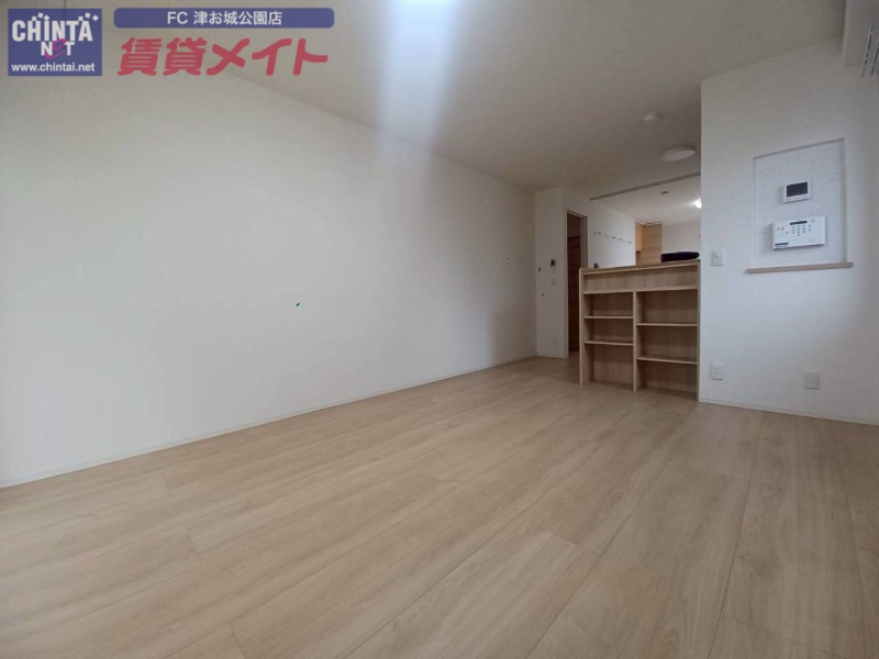 居室・リビング　別部屋反転参考写真です