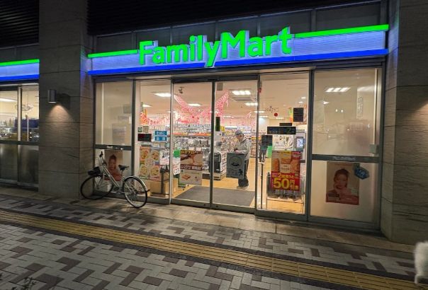 コンビニ　ファミリーマート小浦目黒青葉台店（コンビニ）まで223m