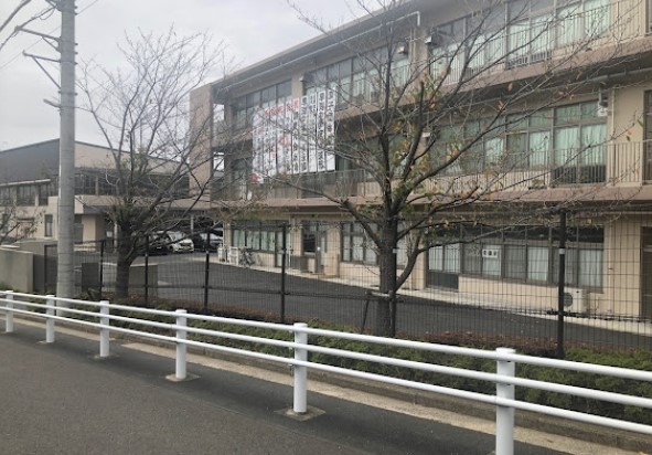 中学校　横浜市立早渕中学校（中学校）まで988m