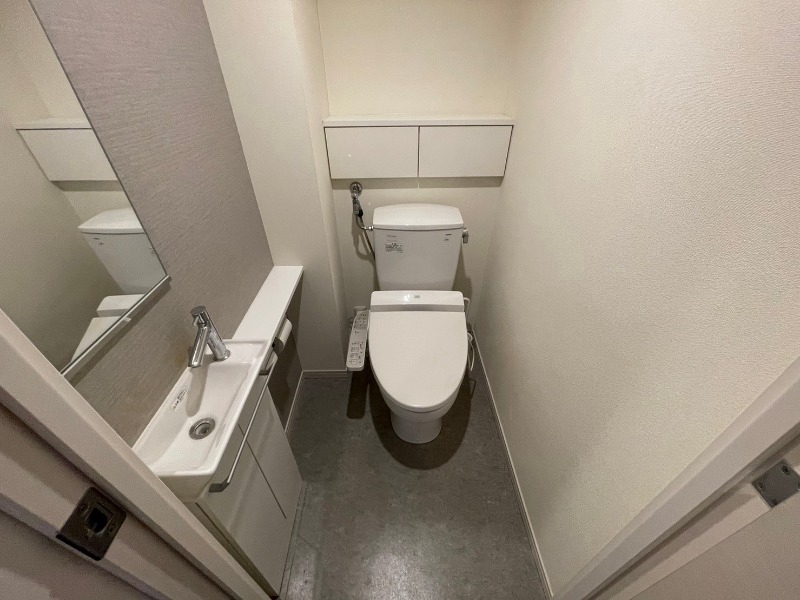 トイレ　トイレには手洗い場も付いていて便利です。