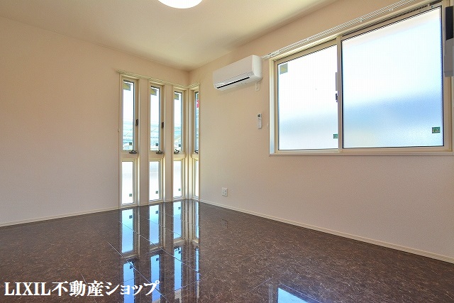 その他　南側６帖の洋室です。