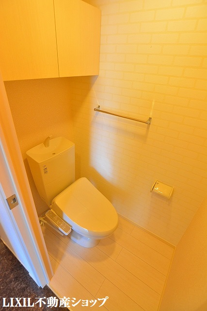 トイレ　上部に収納のある温水洗浄便座付のトイレです。