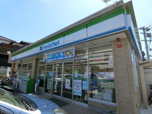 コンビニ　ファミリーマート（コンビニ）まで140m