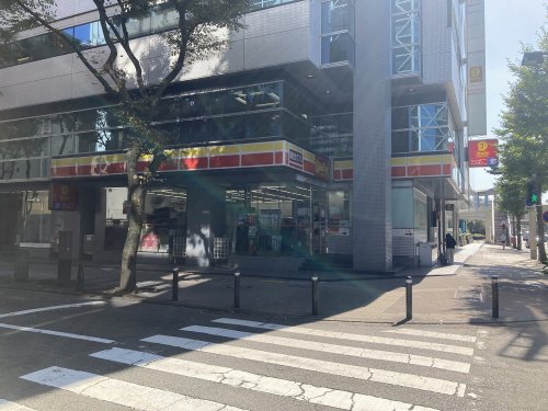 コンビニ　デイリーヤマザキ 横浜アリーナ前店（コンビニ）まで547m