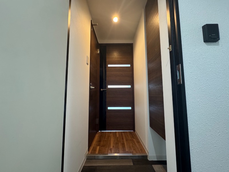 玄関　玄関です。建具の色合いがおしゃれですね～。