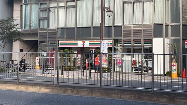 コンビニ　セブンイレブン（コンビニ）まで488m