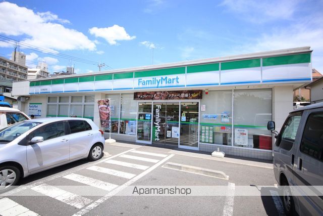 コンビニ　ファミリーマート（コンビニ）まで118m