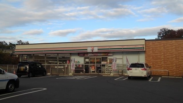 コンビニ　セブンイレブン友生インター南様（コンビニ）まで800m