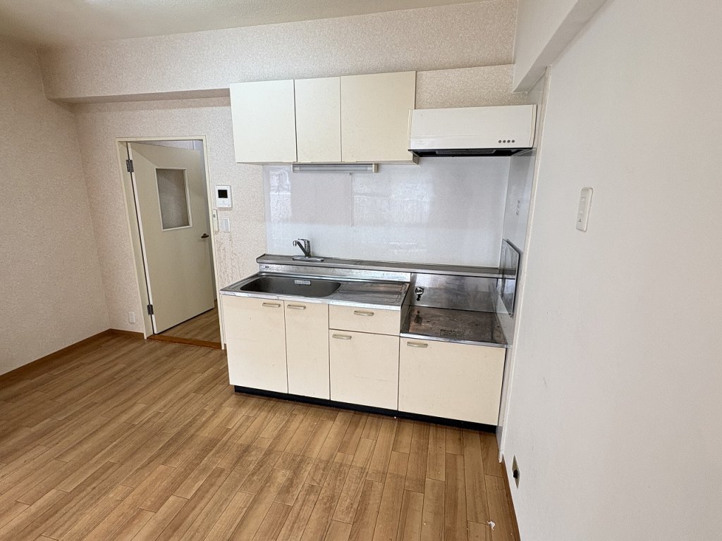 キッチン　２口コンロ可　上部換気ダクト・食器棚あり