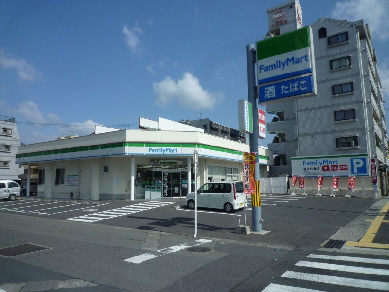 コンビニ　ファミリーマート（コンビニ）まで50m