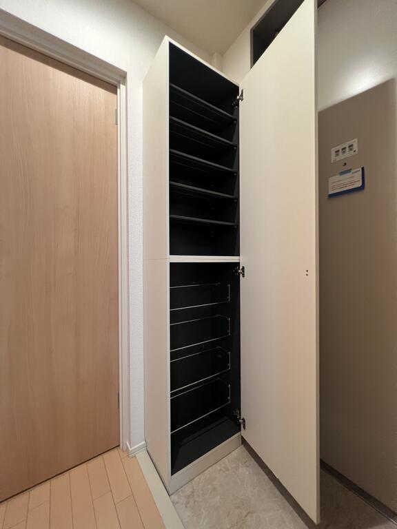 玄関　同物件別部屋の写真です。