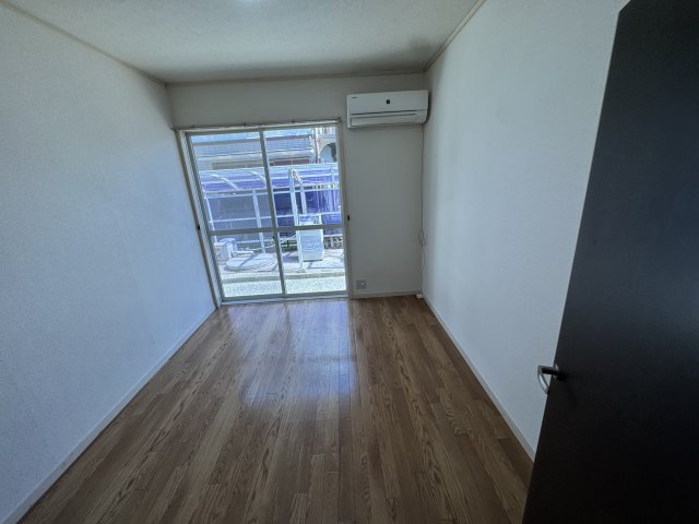 居室・リビング　退去前につき、別のお部屋のお写真です。