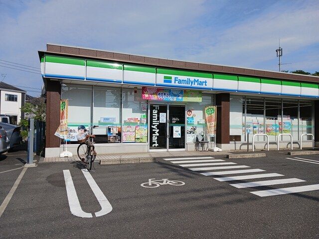 コンビニ　ファミリーマート（コンビニ）まで120m
