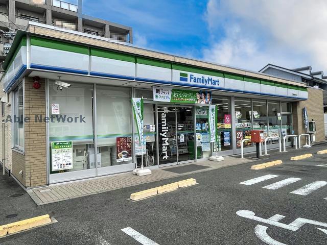 コンビニ　ファミリーマート日進浅田町店（コンビニ）まで560m