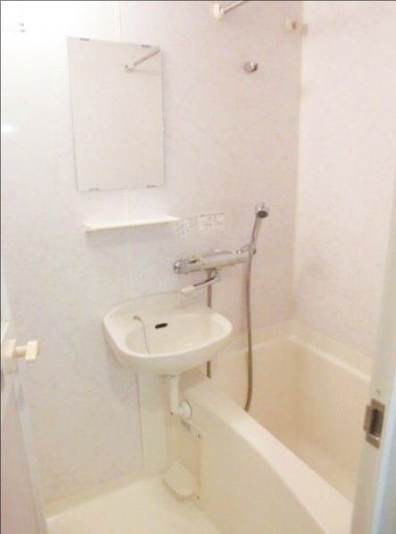 バス・シャワールーム　※同タイプの別のお部屋です。
