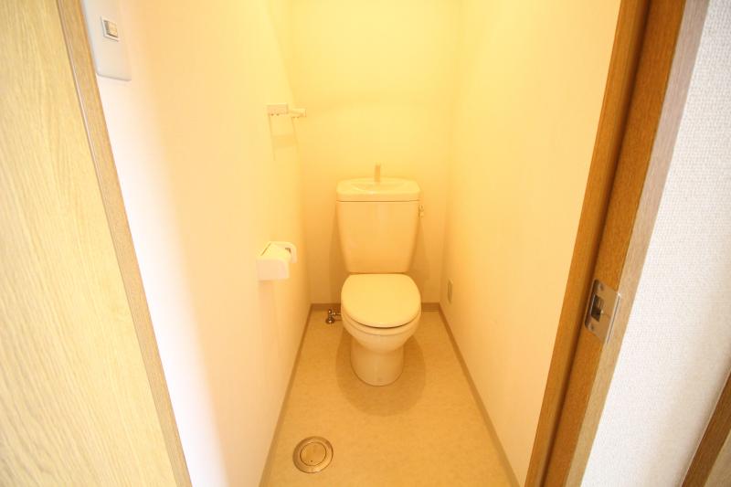 トイレ　もちろんバストイレ別！標準的な水洗トイレです。