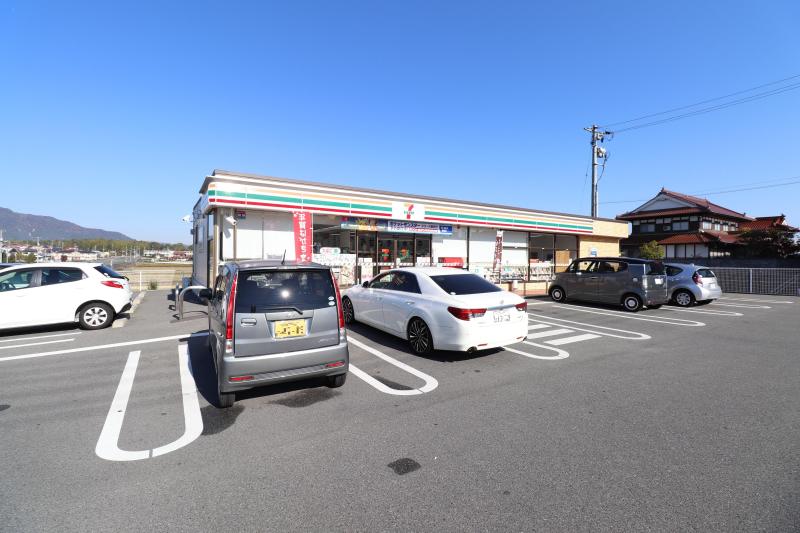 コンビニ　セブンイレブン東広島西条下見鴻の巣店（コンビニ）まで240m