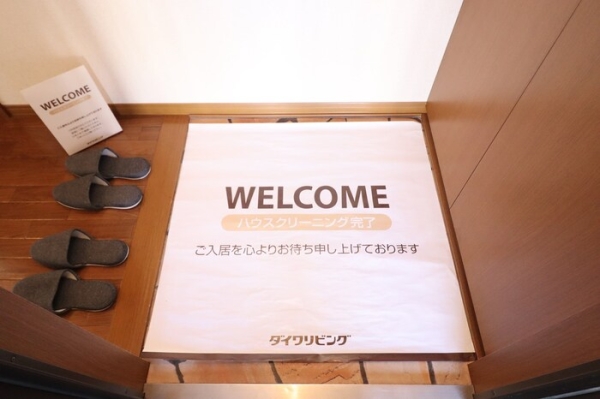 玄関　同建物別部屋写真