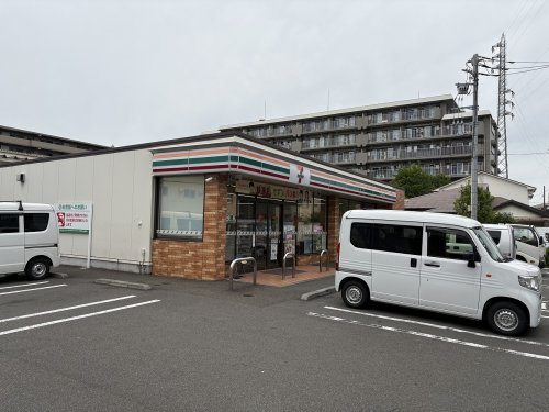 コンビニ　セブンイレブン 横浜鶴見中央二丁目店（コンビニ）まで202m