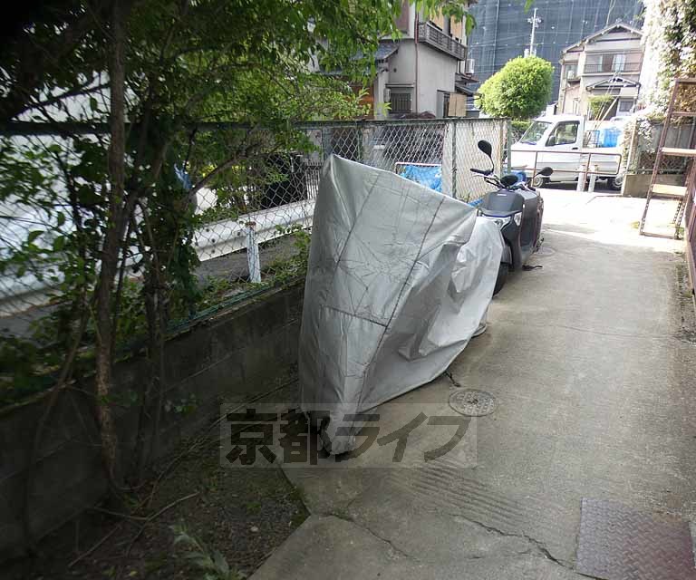 地下鉄東西線 太秦天神川駅 徒歩8分 3階建 築45年の外観写真