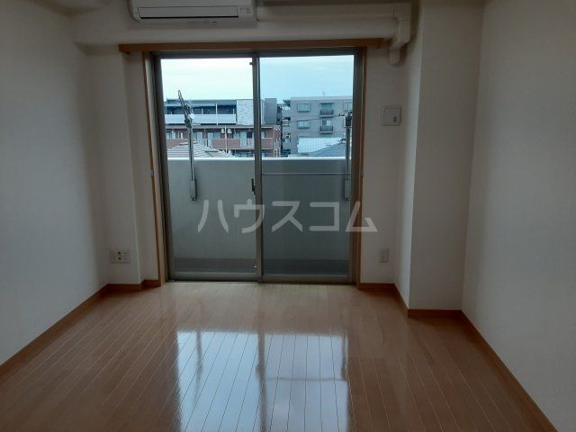 プロスペクト武蔵新城の居間写真