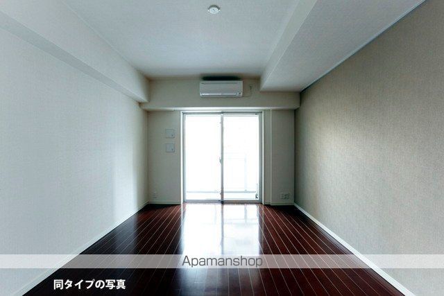 ＪＲ山手線 池袋駅 徒歩11分 13階建 築18年の居間写真