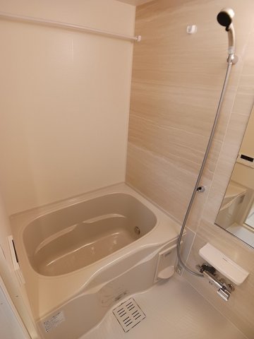 バス・シャワールーム　コンパクトで使いやすいお風呂です
